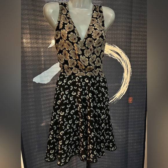 NWOT Fit & Flare Tristan Floral Dress Size S - Picture 1 of 7
